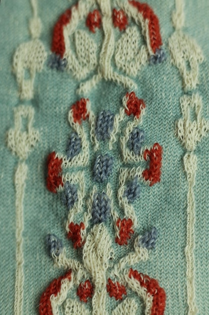 haftowane wzory na płótnie